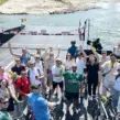 Teilnehmer einer betreuten Fahrradrallye für Unternehmen auf der Rheinfähre zwischen Düsseldorf-Kaiserswerth und Meerbusch während eines Sommerfestes mit interaktiven Teamspielen und geführter Fahrradtour