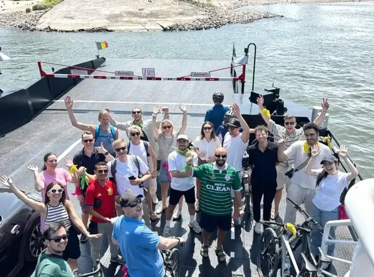 Teilnehmer einer betreuten Fahrradrallye für Unternehmen auf der Rheinfähre zwischen Düsseldorf-Kaiserswerth und Meerbusch während eines Sommerfestes mit interaktiven Teamspielen und geführter Fahrradtour