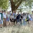 Teilnehmer einer betreuten Fahrradrallye für Unternehmen auf den Rheinwiesen in Düsseldorf während eines Sommerfestes mit gemeinsamer Rast und Teambuilding