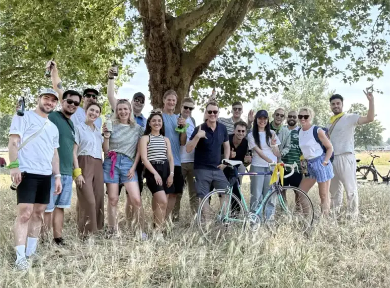 Teamfoto auf den Rheinwiesen bei unserer Sommerfest Fahrradrallye in Düsseldorf Teilnehmer einer betreuten Fahrradrallye für Unternehmen auf den Rheinwiesen in Düsseldorf während eines Sommerfestes mit gemeinsamer Rast und Teambuilding