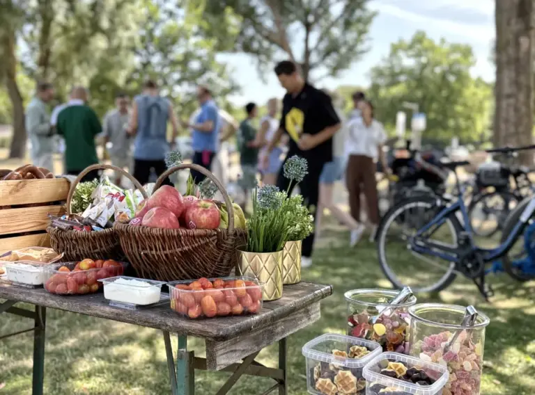 Verpflegungsstation bei unserer Sommerfest Fahrradrallye in Düsseldorf Gesunde Snack- und Getränkestation bei einer betreuten Fahrradrallye für Unternehmen in Düsseldorf mit frischem Obst, Brezeln, Süßigkeiten und eisgekühlten Getränken als Raststation während des Firmenevents