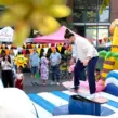 Surf-Simulator auf einem Firmen-Sommerfest mit Gästen