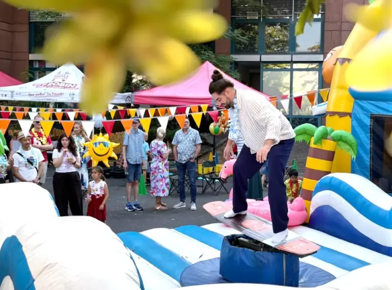 Surf-Simulator mieten für Sommerfest & Firmenfeier Surf-Simulator auf einem Firmen-Sommerfest mit Gästen