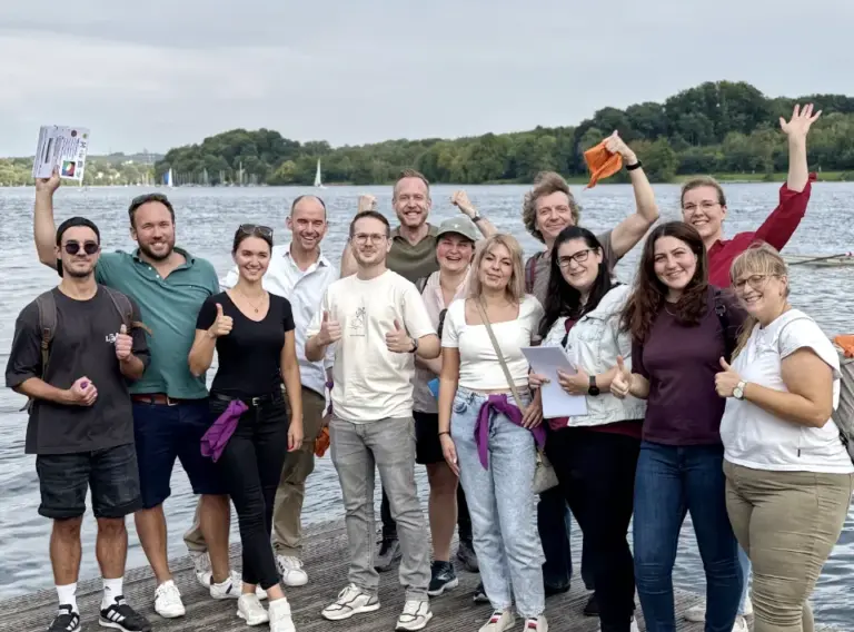 Teambuilding Schnitzeljagd am Baldeneysee in Essen – analoges Geocaching Team-Event Team bei einer Teambuilding Schnitzeljagd am Baldeneysee in Essen – Outdoor Team-Event mit Rätseln und analogem Geocaching