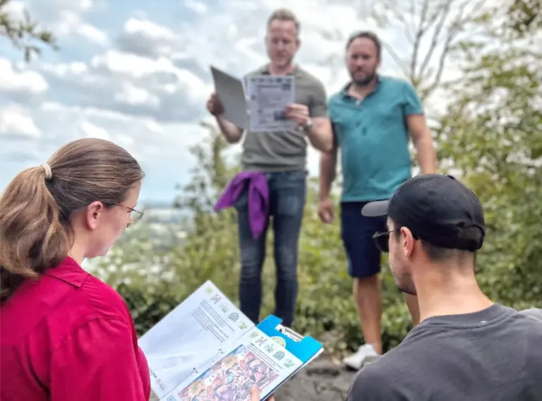 Teambuilding Schnitzeljagd an der Ruine Isenburg am Baldeneysee in Essen Team löst Rätsel bei einer Teambuilding Schnitzeljagd an der Ruine Isenburg am Baldeneysee in Essen