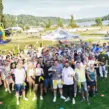 Große Firmengruppe bei einer Teamolympiade und einem Teamevent am Baldeneysee in Essen