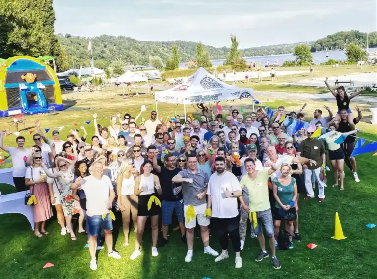 Teamolympiade & Teamevent für Firmen am Baldeneysee in Essen Große Firmengruppe bei einer Teamolympiade und einem Teamevent am Baldeneysee in Essen