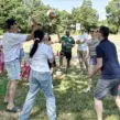 Teilnehmer eines Firmenevents absolvieren ein Teamspiel während einer Fahrradrallye in Düsseldorf und stärken dabei Kommunikation, Teamgeist und Zusammenarbeit