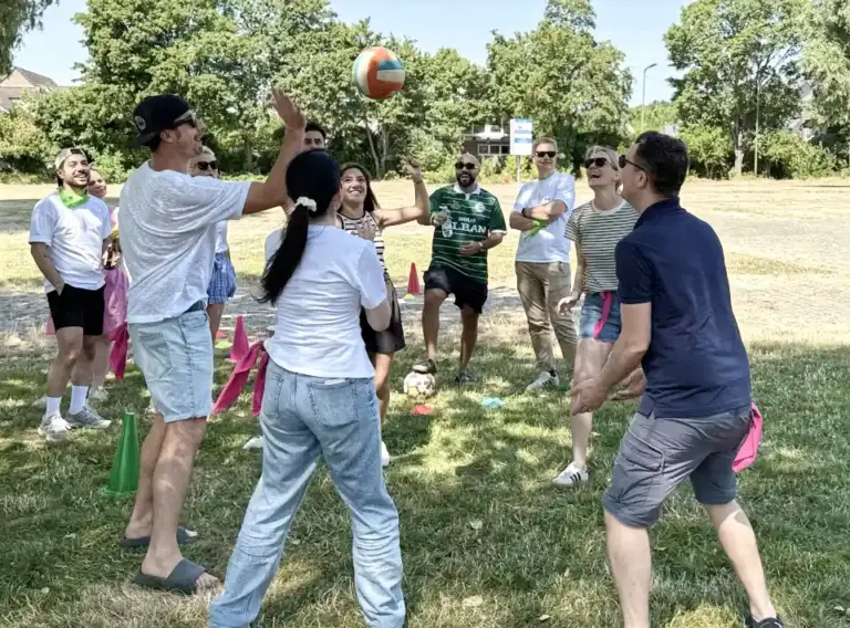 Teamspiel während der Sommerfest Fahrradrallye in Düsseldorf Teilnehmer eines Firmenevents absolvieren ein Teamspiel während einer Fahrradrallye in Düsseldorf und stärken dabei Kommunikation, Teamgeist und Zusammenarbeit