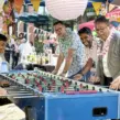 XXL-Kickertisch auf einem Sommerfest für Unternehmen – Mitarbeitende spielen gemeinsam auf einem Firmenevent mit Jahrmarkt-Modulen und sorgen für Teamgeist, Spaß und Unterhaltung
