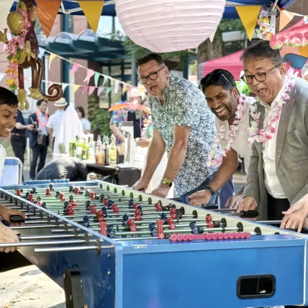 XXL-Kickertisch auf einem Sommerfest für Unternehmen – Mitarbeitende spielen gemeinsam auf einem Firmenevent mit Jahrmarkt-Modulen und sorgen für Teamgeist, Spaß und Unterhaltung