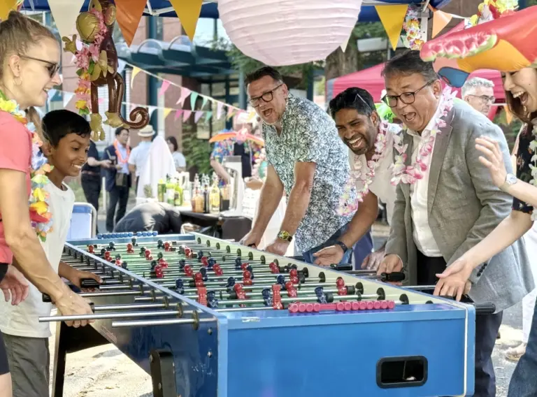 XXL-Kickertisch auf dem Sommerfest eines Unternehmens XXL-Kickertisch auf einem Sommerfest für Unternehmen – Mitarbeitende spielen gemeinsam auf einem Firmenevent mit Jahrmarkt-Modulen und sorgen für Teamgeist, Spaß und Unterhaltung