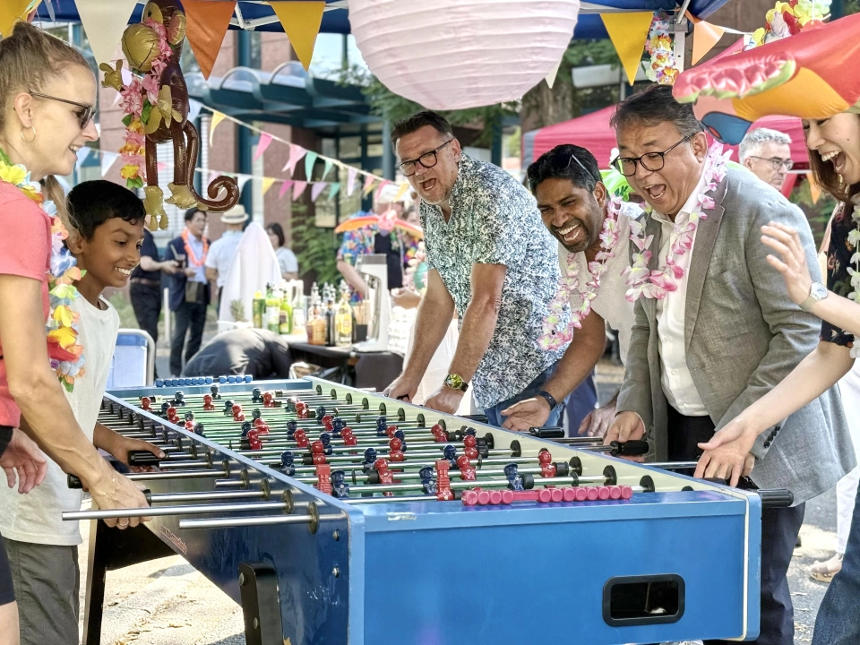 XXL-Kickertisch auf einem Sommerfest für Unternehmen – Mitarbeitende spielen gemeinsam auf einem Firmenevent mit Jahrmarkt-Modulen und sorgen für Teamgeist, Spaß und Unterhaltung