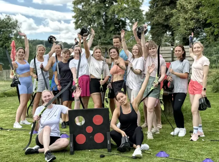 Arrowtag-Seaside-Beach-Arrowgames-Teambuilding-Bogenschießen-Essen Gruppe aus jungen Menschen beim Bogenschießen mit Pfeil und Bogen am Seaside Beach Baldeneysee in Essen.