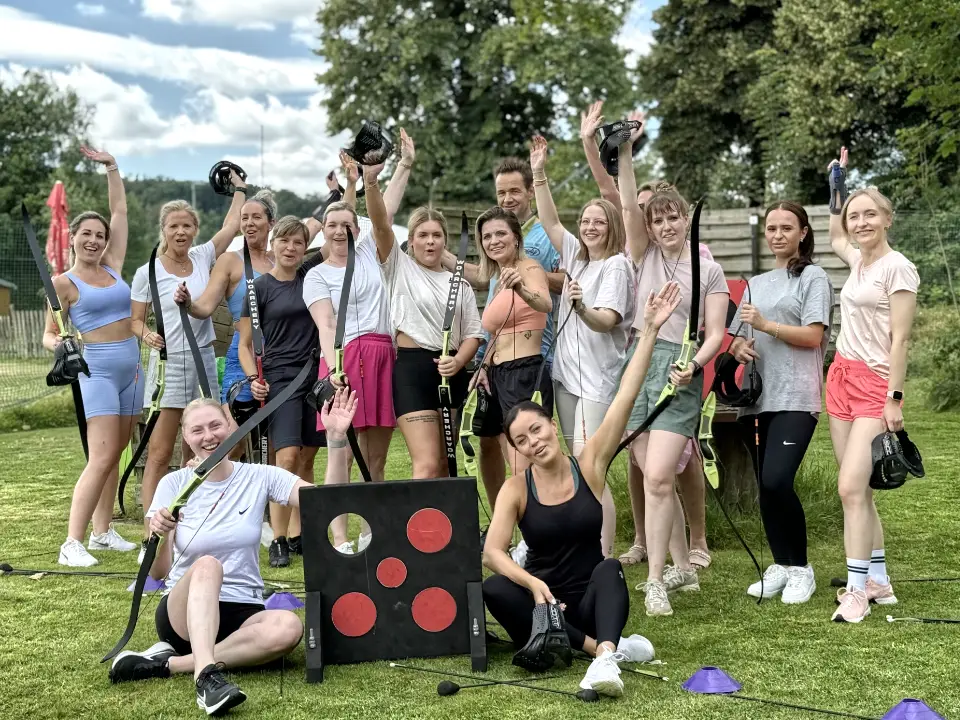 Gruppe aus jungen Menschen beim Bogenschießen mit Pfeil und Bogen am Seaside Beach Baldeneysee in Essen.