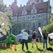Riesiges Fußballdarts Modul auf der Wiese am Platz der Menschenrechte in Hannover