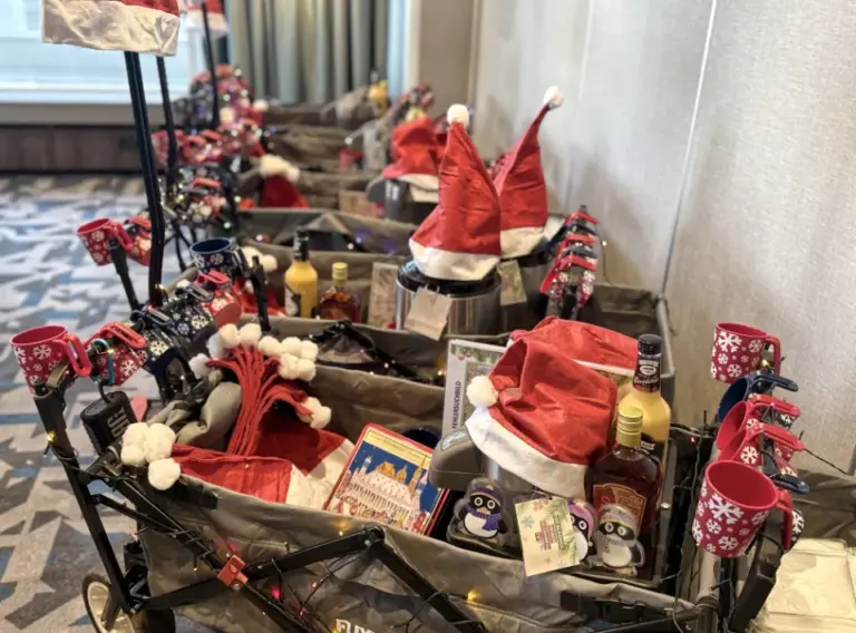 Glühweinwanderung-Firmenfeier-Weihnachtsfeier-Winterliches-Event Festlich dekorierte Bollerwagen für eine winterliche Glühweinwanderung: mit Weihnachtsmützen, Glühweinbechern, Getränken und Lichterketten ausgestattete Wagen, bereit für eine Glühweinrallye oder ein winterliches Team-Event.