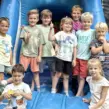 Kinder im Eingang einer aufgeblasenen XXL-Hüpfburg.