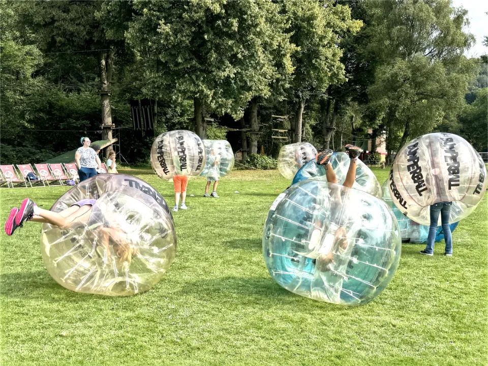 Bumperball Kinder Vereinsfeier Outdoor mit spielenden Kindern beim Bubble Soccer im Verein