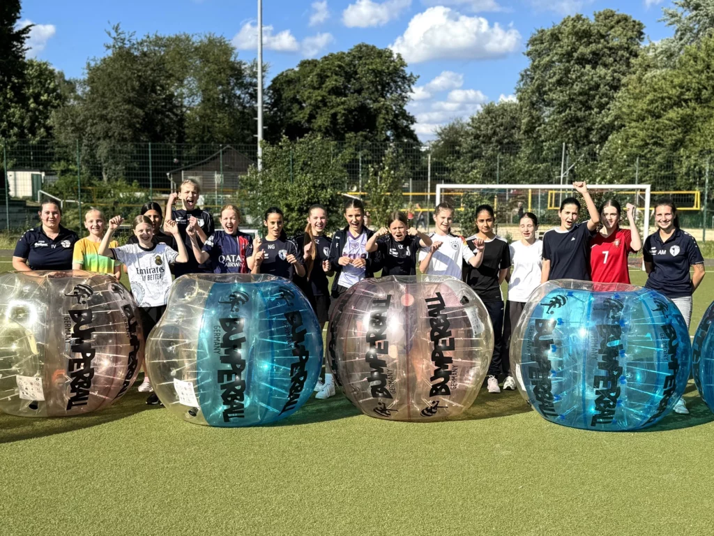 Gruppenfoto von einer Vereinsfeier mit Bumper Ball / Bumper Bällen im Vordergrund