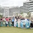 Kinder vom HTC Düsseldorf bei einer Vereinsfeier mit Bumperball in Düsseldorf