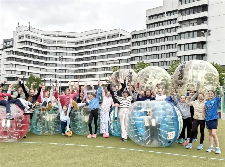 Bumperball Düsseldorf – Vereinsfeier beim HTC Düsseldorf mit Bubble Soccer für Kinder Kinder vom HTC Düsseldorf bei einer Vereinsfeier mit Bumperball in Düsseldorf