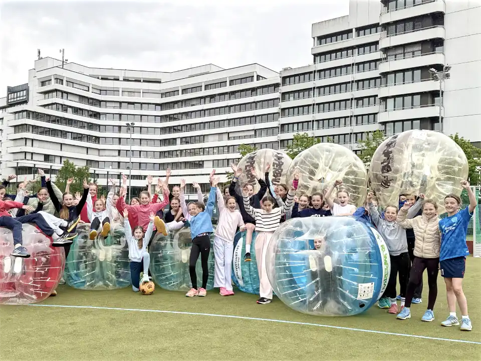 Kinder vom HTC Düsseldorf bei einer Vereinsfeier mit Bumperball in Düsseldorf