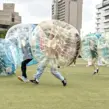 Kinder spielen Bubble Soccer bei einer Bumperball Vereinsfeier