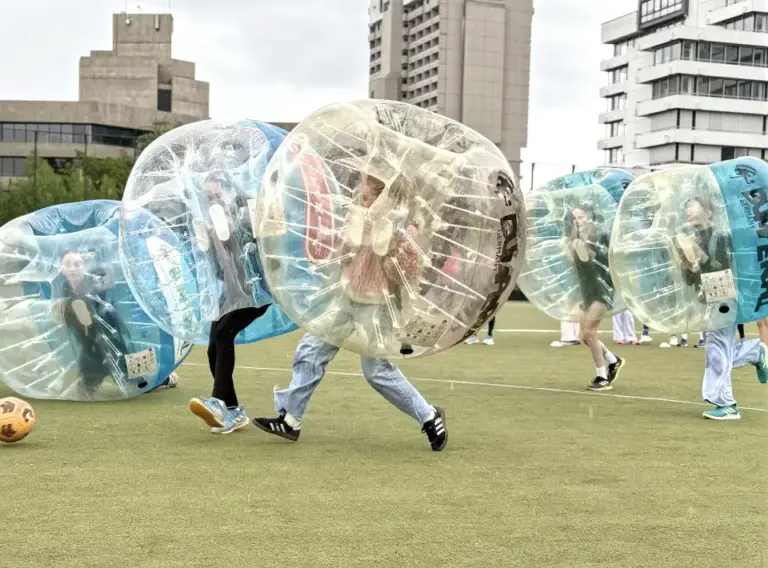 Bumperball Kinder Vereinsfeier – Bubble Soccer Outdoor Event Kinder spielen Bubble Soccer bei einer Bumperball Vereinsfeier