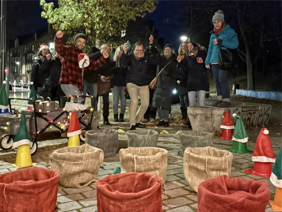 Teamspiel Wischelgolf bei einer Glühweinwanderung und Firmenweihnachtsfeier in Erfurt