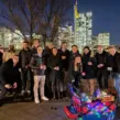 Team bei einer Glühweinwanderung zur Firmenweihnachtsfeier in Frankfurt bei winterlicher Abendstimmung