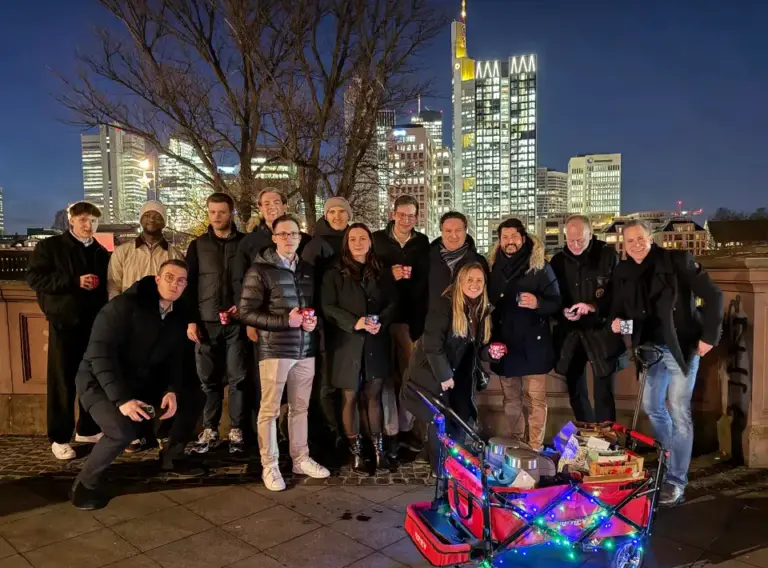 Glühweinwanderung Frankfurt – Firmenweihnachtsfeier mit Team & Winterstimmung Team bei einer Glühweinwanderung zur Firmenweihnachtsfeier in Frankfurt bei winterlicher Abendstimmung