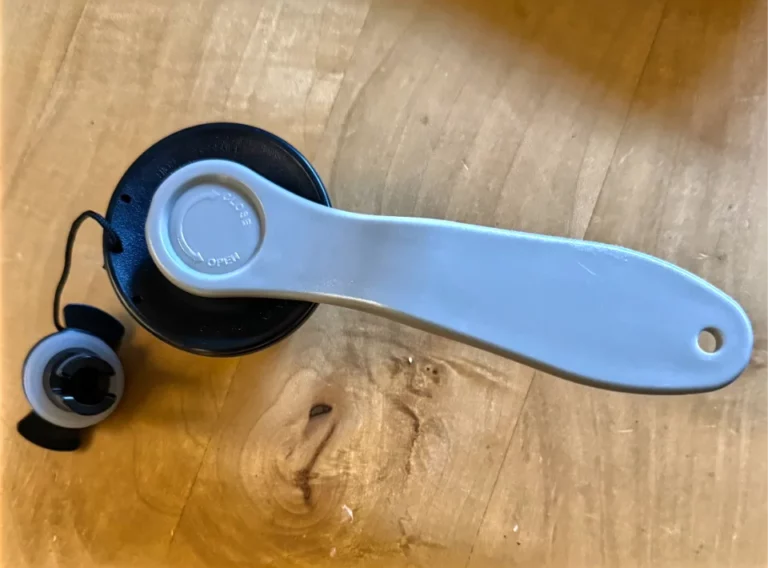 Schlauchbootventil-HR-Ventil-Ventil-Bootsventil-Halkey Roberts-Ventilschlüssel-Neu Schlauchbootventil mit eingestecktem Ventilschluessel