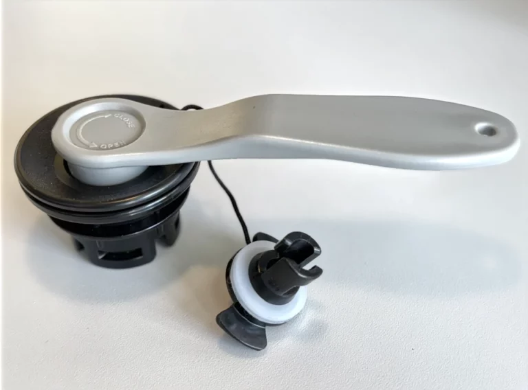 Schlauchbootventil-Ventilschluessel-Schlauchboot-Zubehoer Schlauchbootventil in schwarz mit aufgestecktem Ventilschlüssel zum Oeffnen und Verschließen