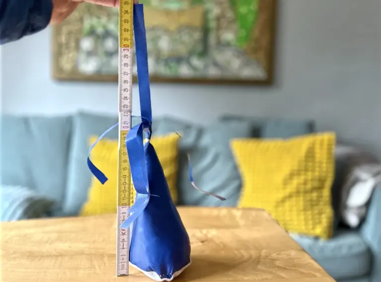 Wurfpfeil aus Filz für Fußball-Darts-Modul – Gesamthöhe ca. 30 cm inkl. Fähnchen Blauer Wurfpfeil aus Filz für Fußball-Darts-Modul mit ca. 30 cm Gesamthöhe inklusive Fähnchen – Zubehör für Klettwand