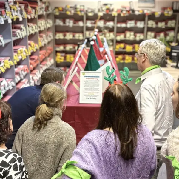 Team bei einer Winterolympiade Indoor während einer Firmenweihnachtsfeier an einer gemeinsamen Rätselstation