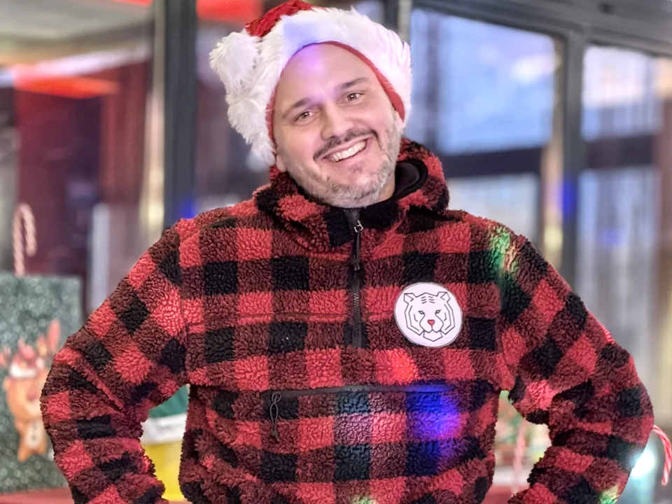 Erlebnismacher Lenny betreut eine vom Kunden gebuchte Weihnachtsfeier und sorgt mit freundlicher Ausstrahlung für ein gelungenes Weihnachtserlebnis.