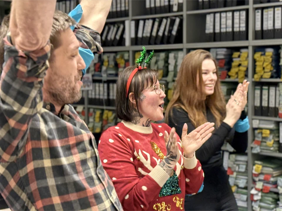 Mitarbeitende bei einer interaktiven Firmenweihnachtsfeier Indoor mit Teamaktion und Weihnachtsstimmung