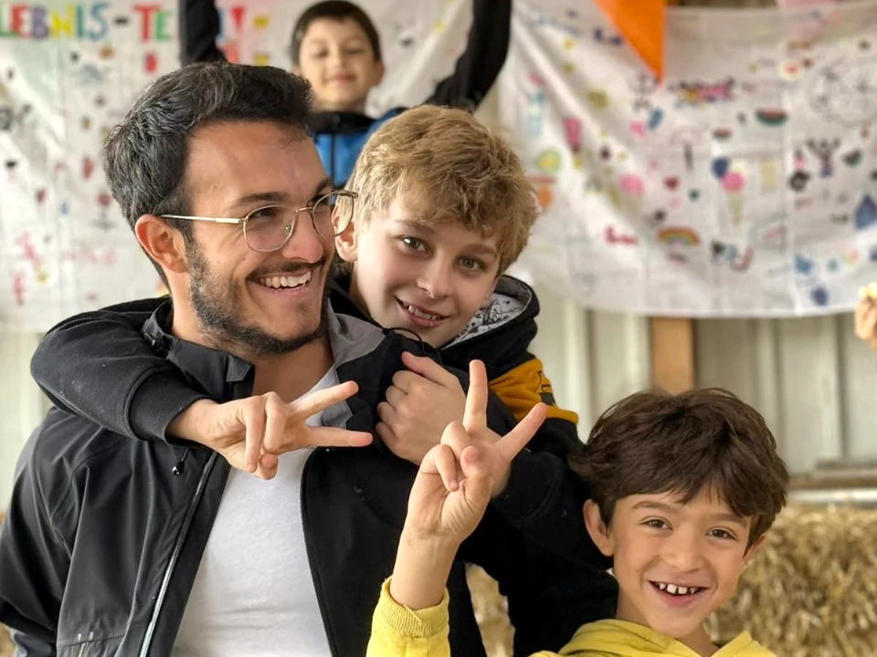 Betreuer und Kinder erleben gemeinsam Spaß und Gemeinschaft bei der Ferienfreizeit in den Herbstferien in Essen