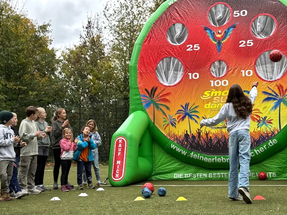 Kinder spielen Fußballdarts bei der Ferienfreizeit Herbstferien in Essen als betreute Bewegungsaktion