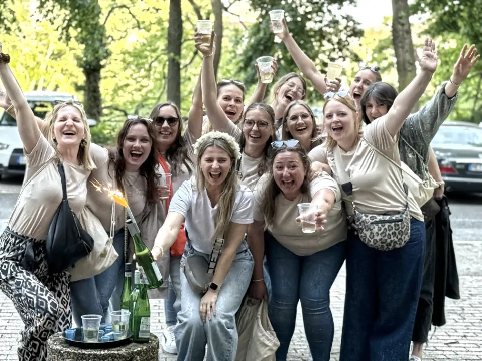 Junggesellenabschied Weinwanderung Düsseldorf mit exklusiv betreuter Gruppe beim Anstoßen im Freien