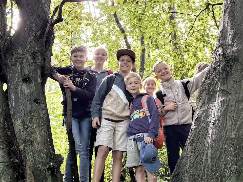 Ferienfreizeit Essen: Kinder erleben gemeinsam ein Abenteuer im Wald