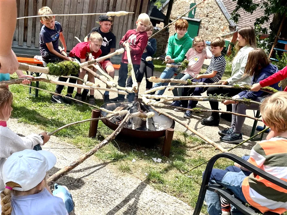 Ferienfreizeit Essen: Kinder backen gemeinsam Stockbrot am Lagerfeuer