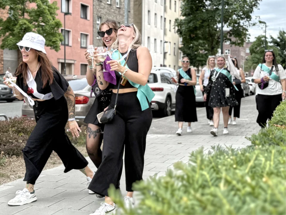 Junggesellenabschied Weinwanderung Düsseldorf mit lachender Mädels-JGA-Gruppe beim gemeinsamen Spaziergang