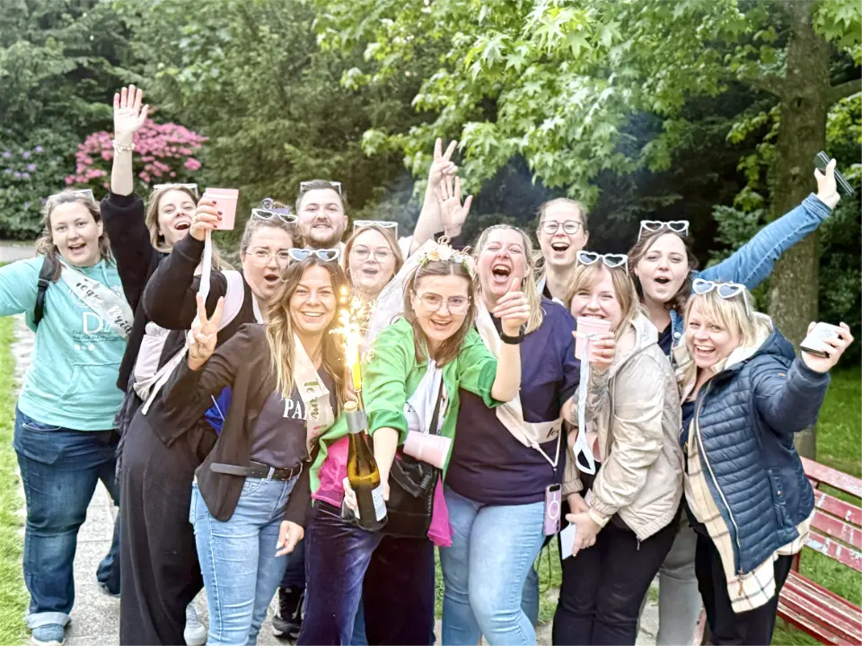 Junggesellenabschied Weinwanderung Bochum mit fröhlicher JGA-Gruppe beim gemeinsamen Anstoßen im Grünen