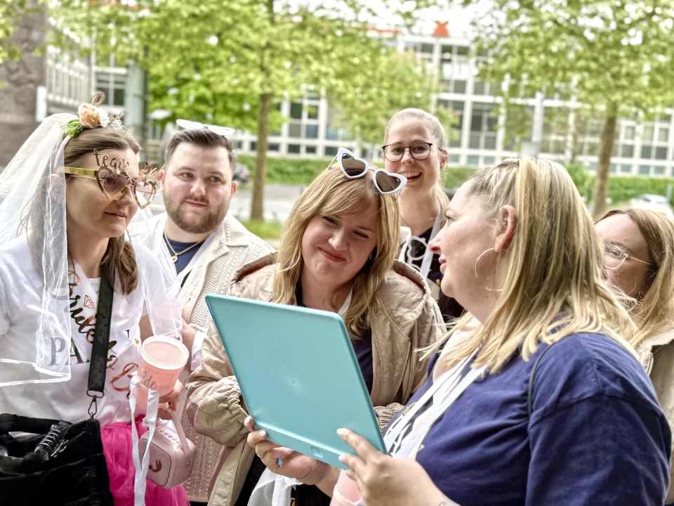 Junggesellenabschied Weinwanderung Bochum mit JGA-Gruppe bei einem betreuten Spiel während der Weinwanderung