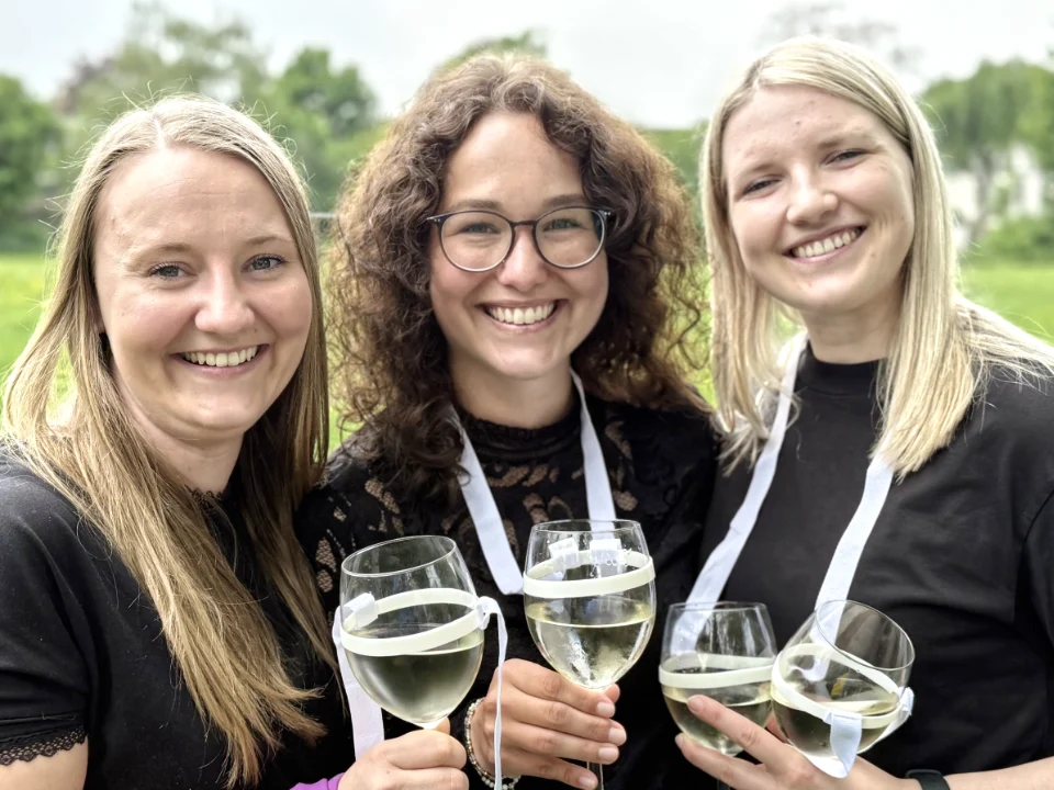 Junggesellenabschied Weinwanderung Bochum mit Mädels-JGA beim gemeinsamen Anstoßen mit Wein