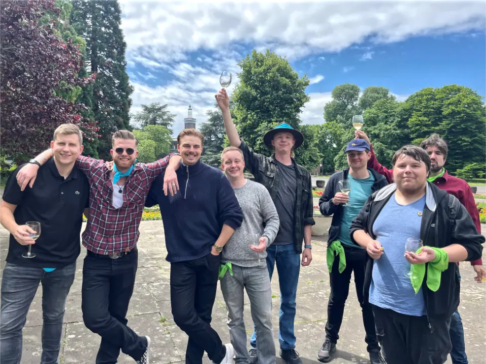 Junggesellenabschied Weinwanderung Münster mit Männer-JGA bei einer gemeinsamen Weinpause im Park