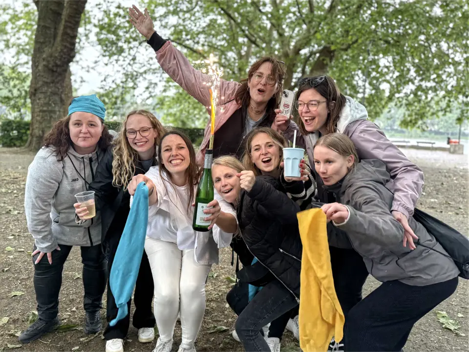 Junggesellenabschied Weinwanderung Münster mit fröhlicher JGA-Gruppe bei einer Siegerehrung am Aasee