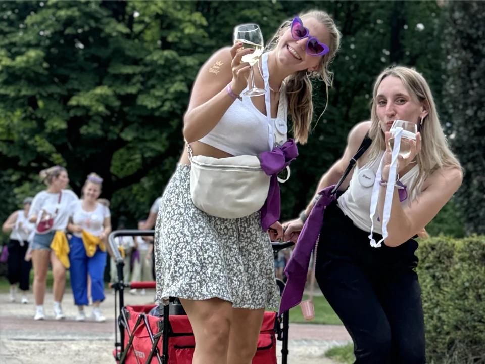 Junggesellenabschied Weinwanderung Venlo mit Mädels-JGA beim gemeinsamen Anstoßen im Grünen